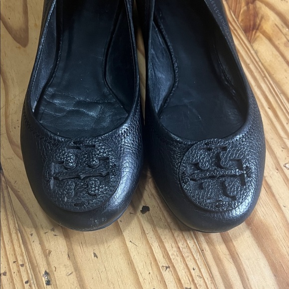 Tory Burch Black Tumbled Leather Reva Ballet Flats - Picture 3 of 8